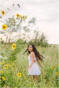 20 Stunning Fall Senior Picture Outfits to Capture Your Style