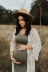 40+ Fall Pregnancy Outfits That Grow with You All Season Long