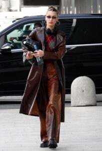 40+ Bella Hadid Fall Outfits Borrowing from Street Style Icons