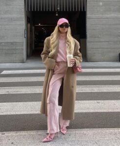 20 Pink Fall Outfits Bringing Surprise Vibrancy to Grey Days