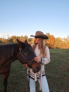 20 Cowgirl Fall Outfits to Wear with Your Favorite Distressed Denims
