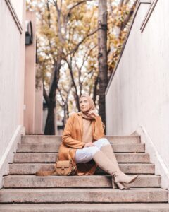 20 Hijabi Fall Outfits That Prioritize Both Modesty and Smart Layering